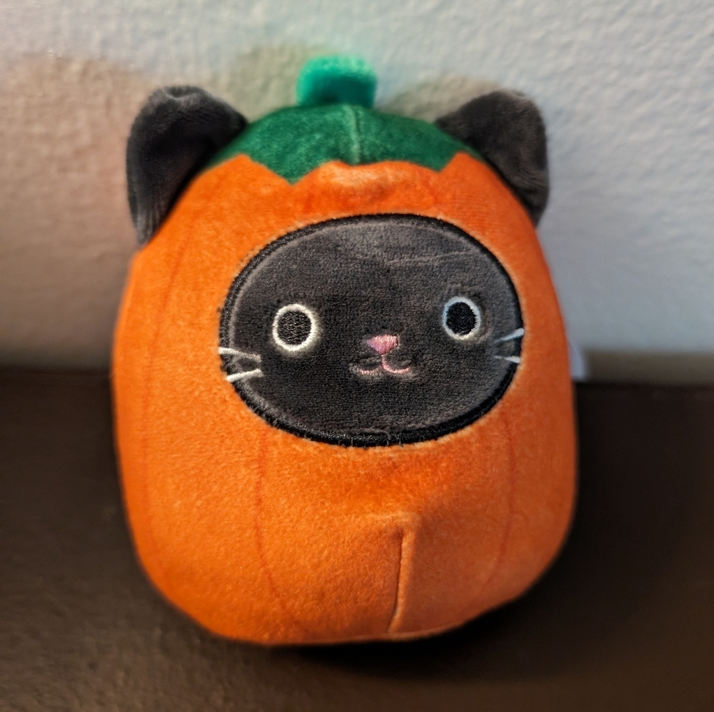 Squishmallow Calio Cat in Pumpkin Halloween